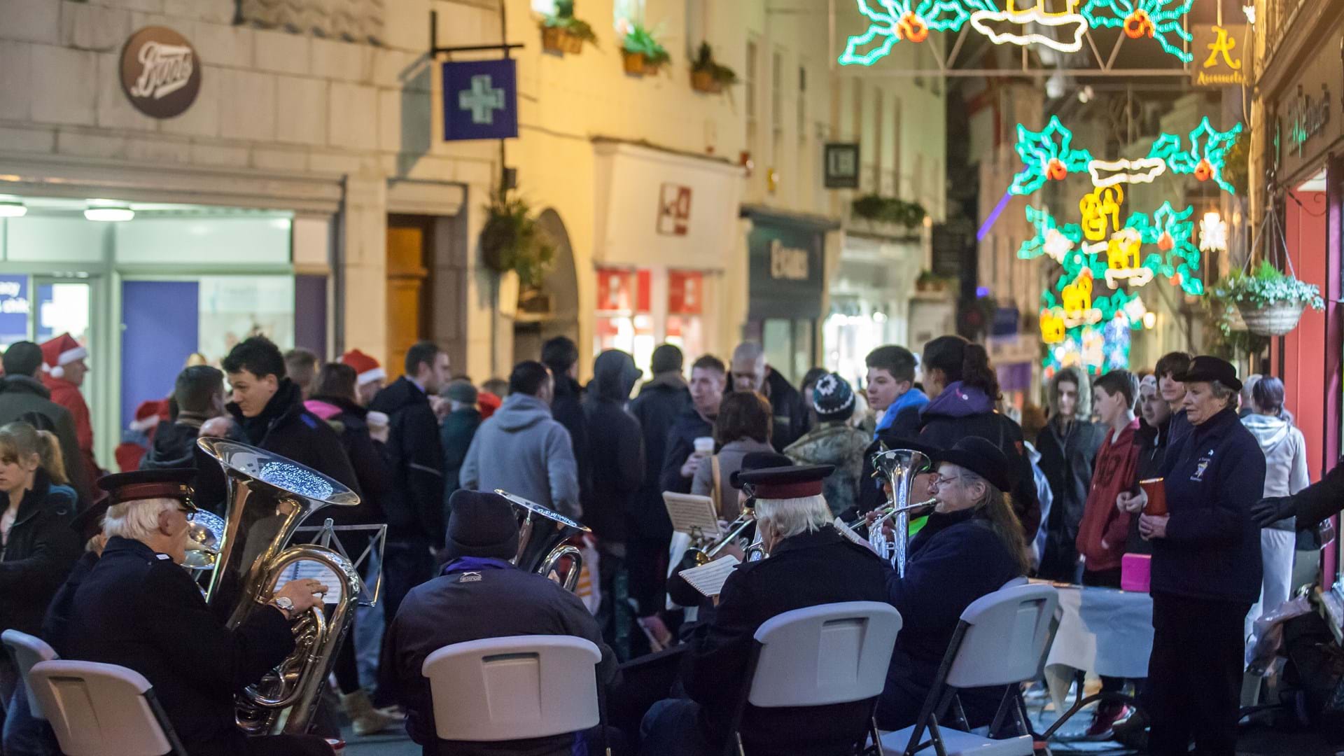 guernsey-christmas-market-lights-on-channel-islands