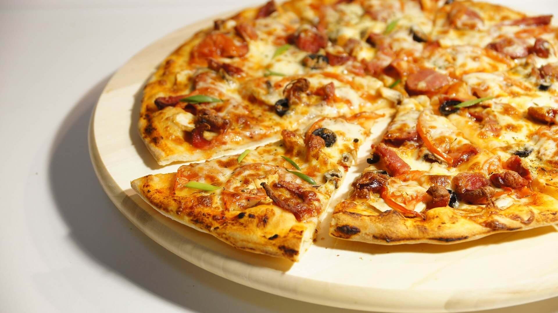 thin-crust-pizza-in-st-malo